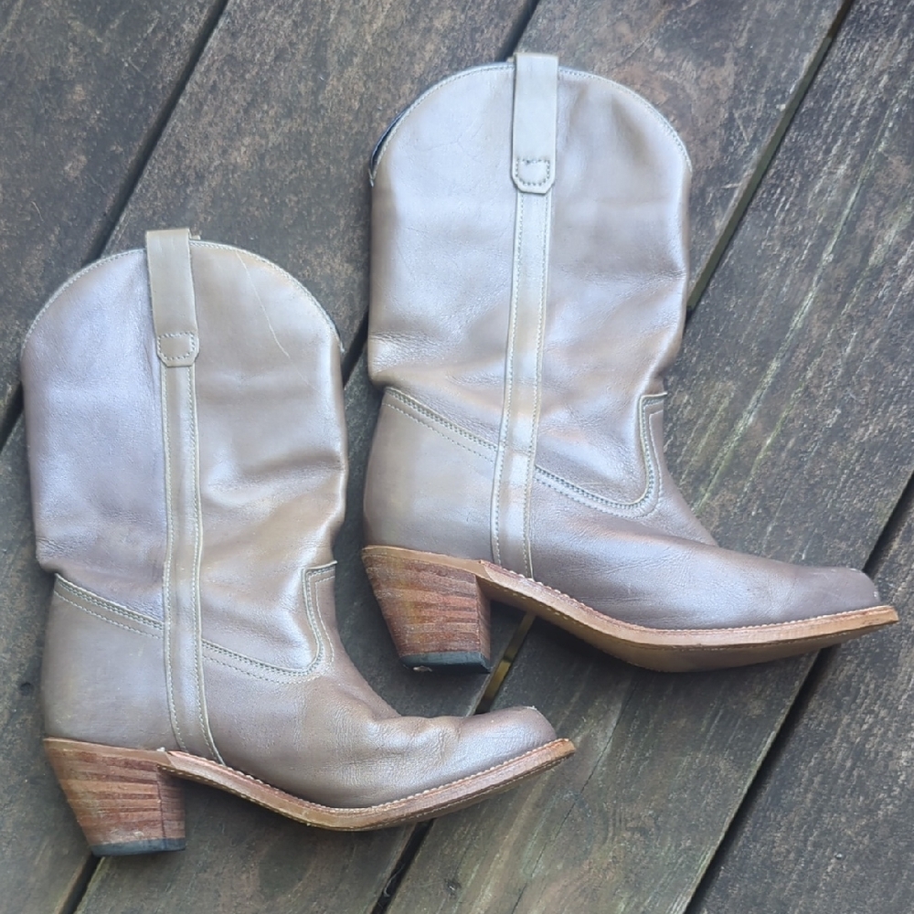 Brown Heeled Boots with Classic Western Silhouette